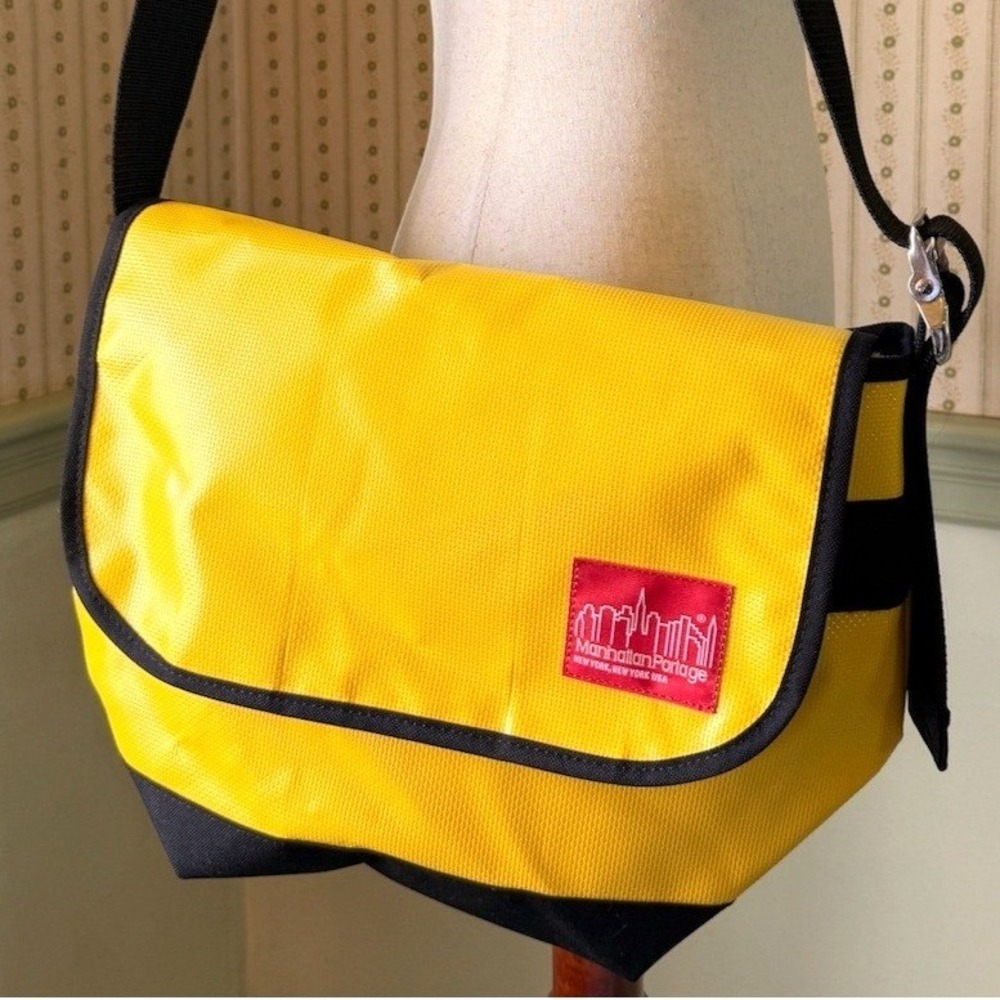 NWOT Manhattan Portage Yellow Vinyl Messenger Bag Cordura Buckle Strap
